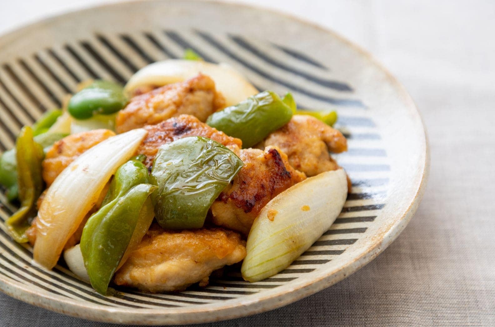 写真：鶏肉と夏野菜の甘酢しょうゆ炒め
