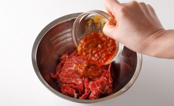 牛肉に下味をしっかりもみ込むと、味がよくなじむだけでなく、肉のパサつきを防ぐことができます。