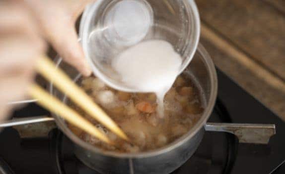 水溶き片栗粉はもう一度混ぜてから煮汁に加え、菜箸でよく混ぜながら煮るとダマになりません。