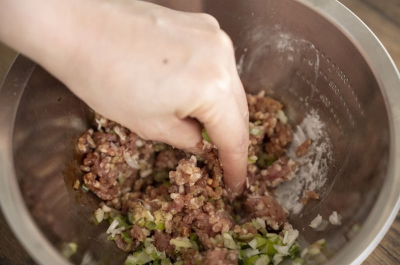 写真:肉だねをつくる