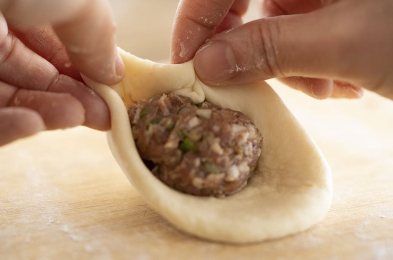 写真:肉だねを包む