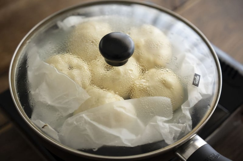 写真:肉まんを蒸す