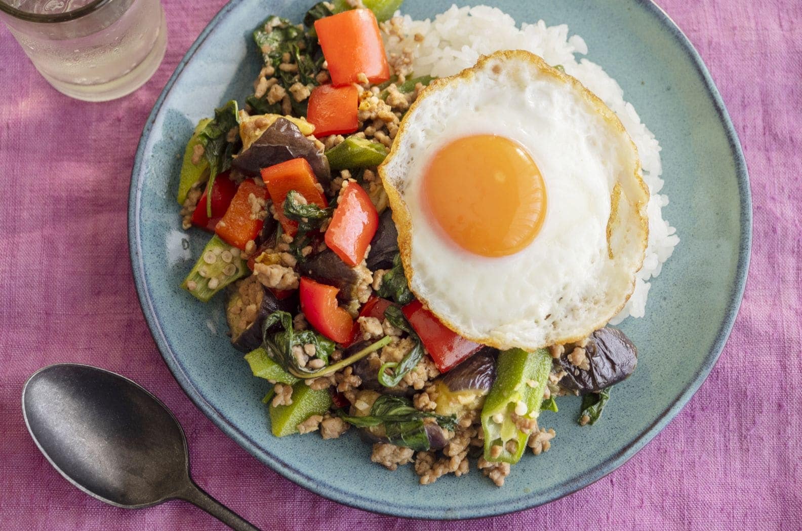 写真：ひき肉と野菜のガパオ風ライス