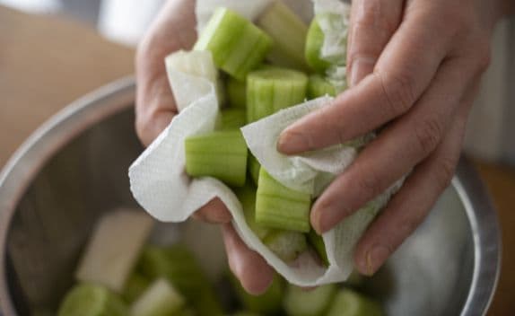 野菜から出た水分をペーパータオルでしっかり拭いておくと、マリネが水っぽくなりません。