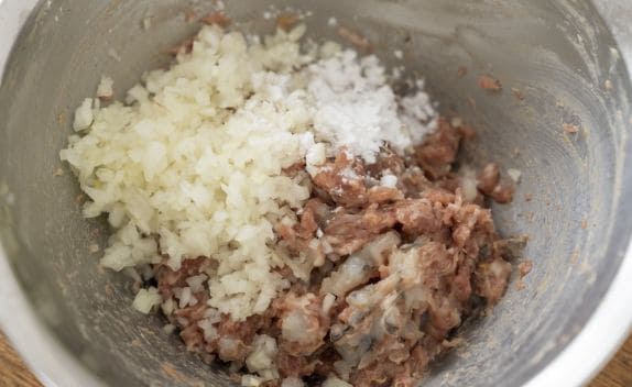 先に豚ひき肉とえびを練り混ぜてからたまねぎを加えると、肉だねの味と食感がまとまります。