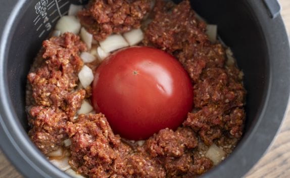 炊く前の状態がこちら。トマトを丸ごと中央におき、ひき肉はまわりに広げてのせて。