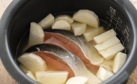 炊く前の状態がこちら。鮭は切らずにそのままおき、まわりに長いもをおいて炊きます。