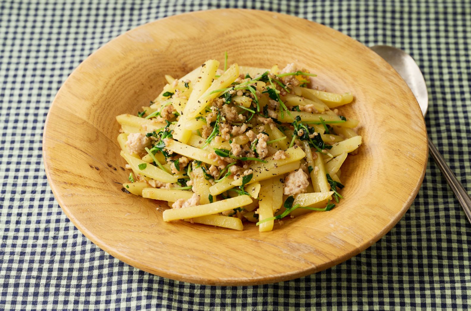 写真：じゃがいもと豆苗の鶏そぼろ炒め