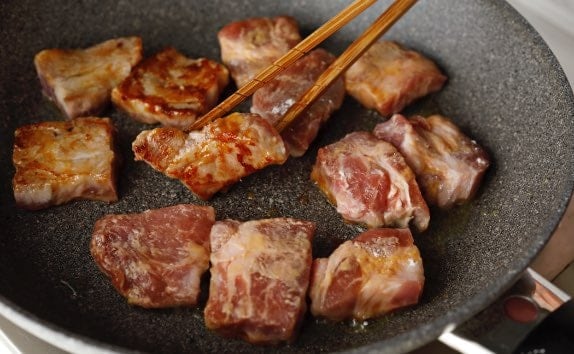 フライパンにオリーブオイル大さじ1/2を中火で熱し、豚肉を広げて2分焼く。