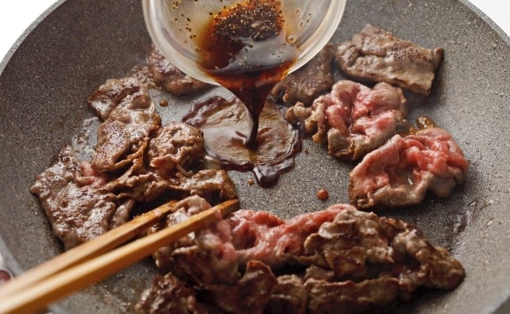 フライパンにごま油大さじ1を中火で熱し、牛肉を広げ入れる。