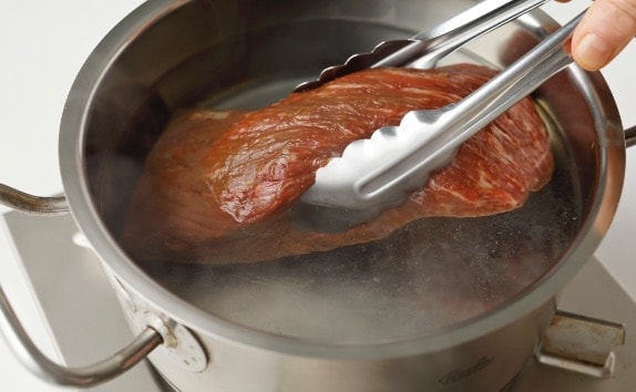 直径20cm程のふたのできる鍋に6～7カップの湯を沸かして火を止め、（1）を入れる。