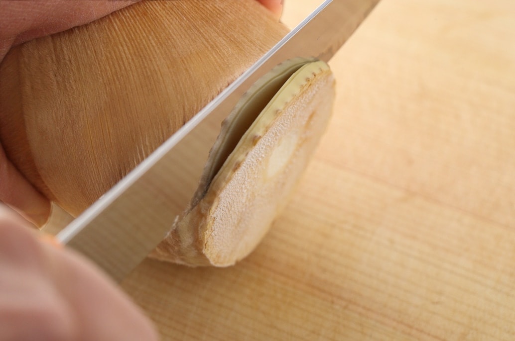 ゆでる前のたけのこの切り方：
皮の生え際に包丁を入れる