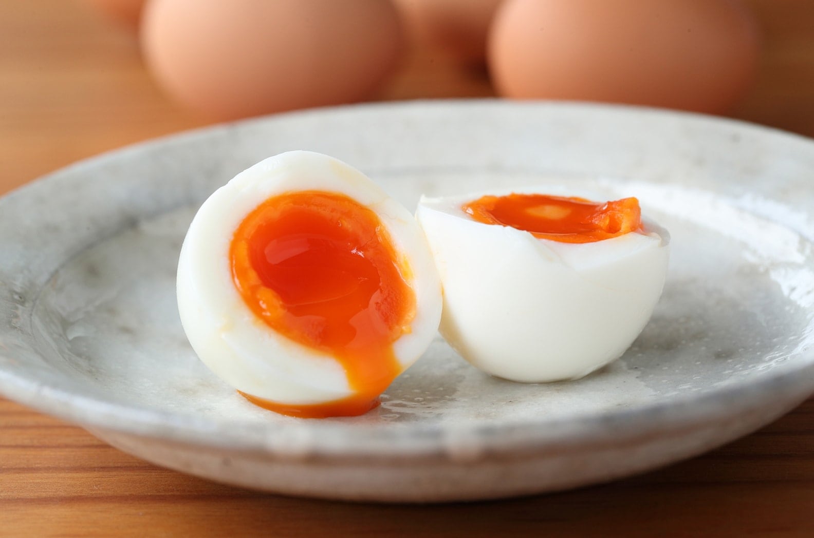 ゆで卵のつくり方。ゆで時間１分ごとの 黄身と白身の状態（超半熟卵から固ゆで卵まで）も解説