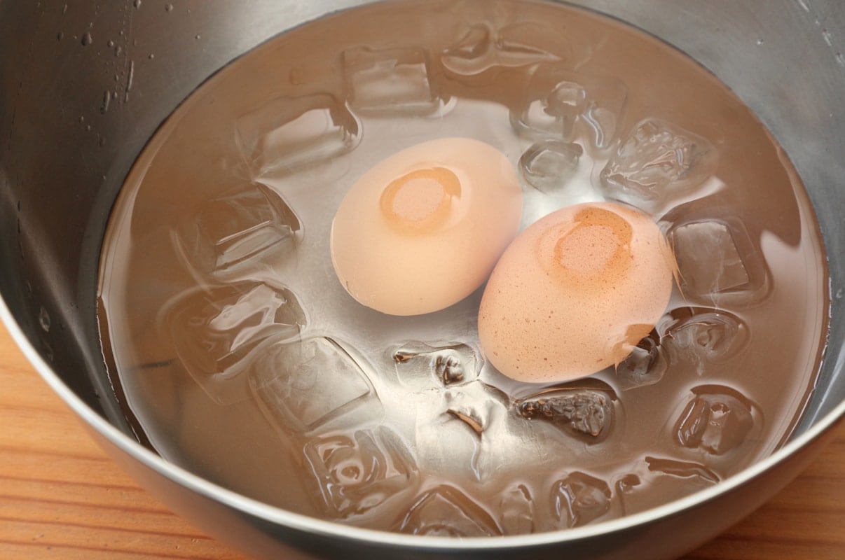 ゆで終わったら氷水で卵を冷やす