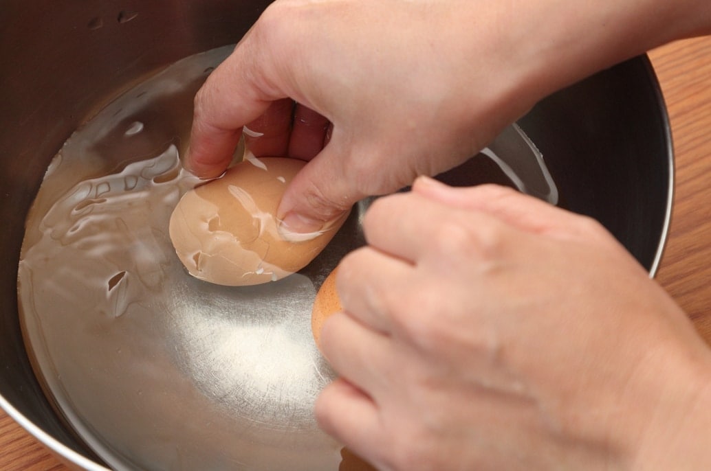 ゆで卵のからの剥き方：水の中で殻をむく：1