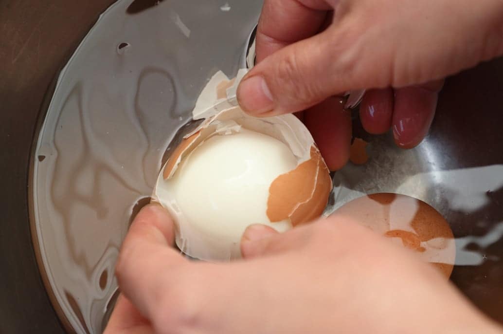 ゆで卵のからの剥き方：水の中で殻をむく：2