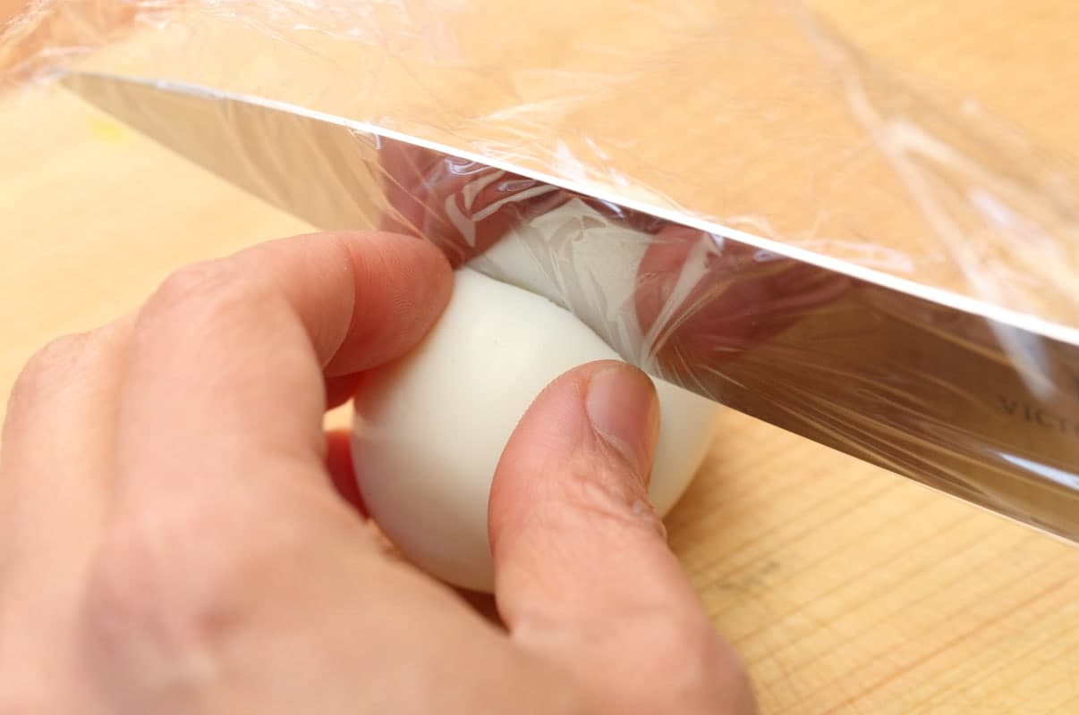 糸や包丁でゆで卵を切る：包丁で切る場合は刃をラップでくるむと黄身がくっつきづらい