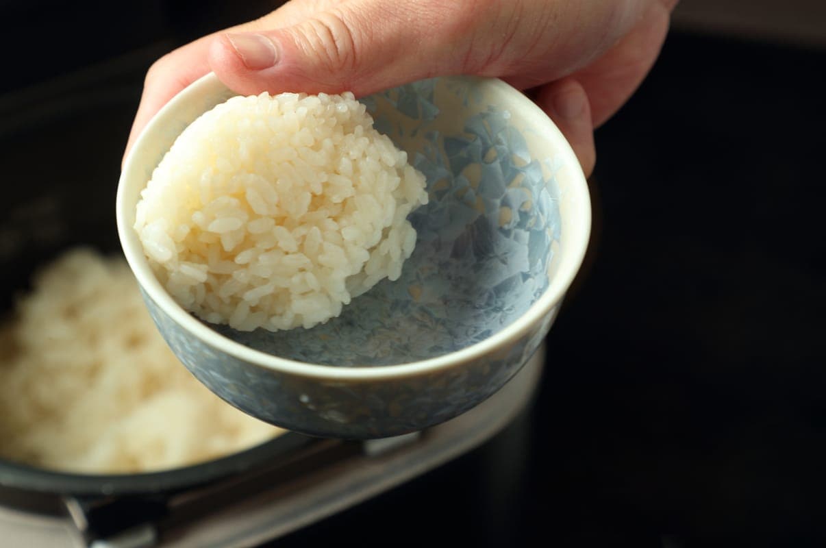 手順1：ご飯を丸くまとめる（おむすびひとつ分のご飯を茶碗にとり、ご飯を転がすようにして茶碗を揺する）