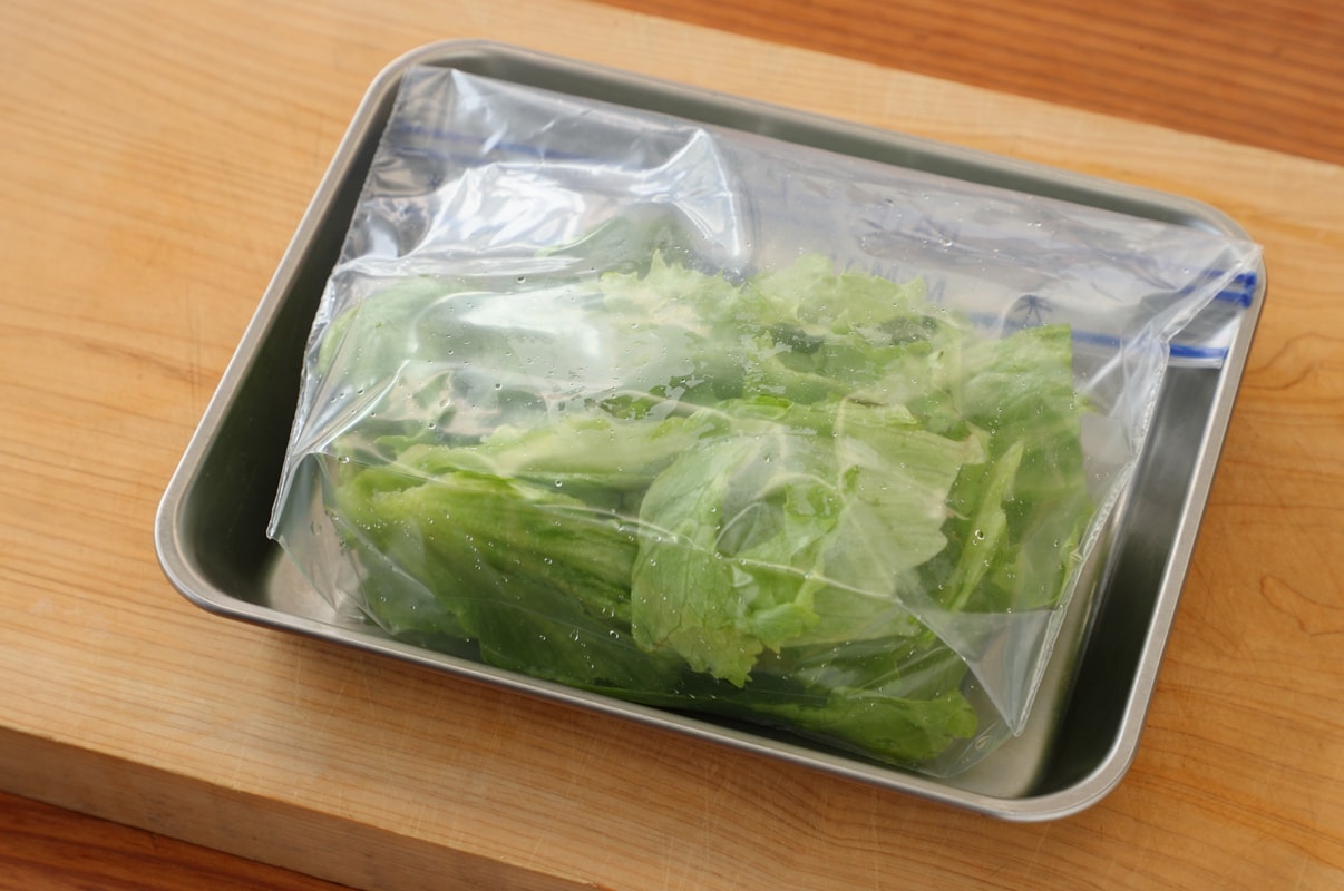 ちぎったレタスを保存袋に入れ、空気を残したまま口を閉じて冷蔵庫で保存する