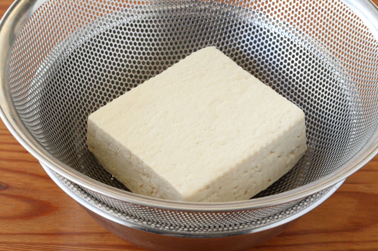 写真：豆腐の水切りの方法「ざるにあける」