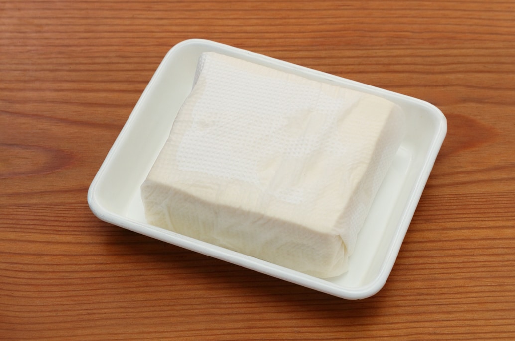 写真：豆腐の水切りの方法「キッチンペーパーで包む」