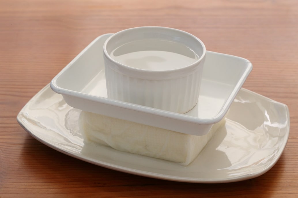 写真：豆腐の水切りの方法「重しをのせる」