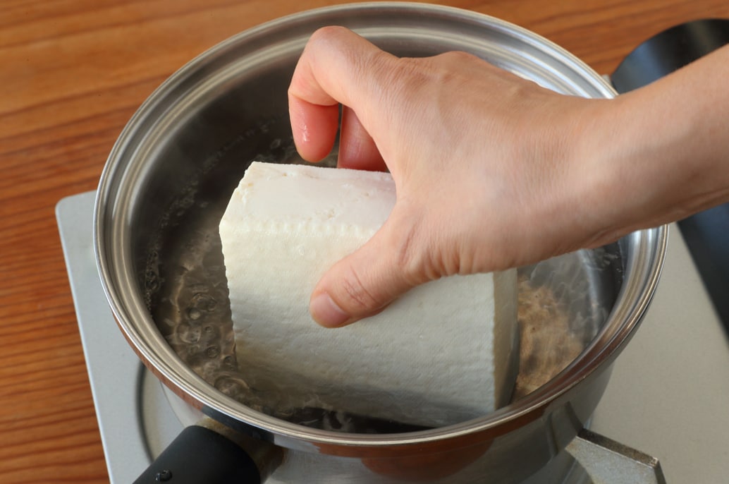 写真：豆腐の水切りの方法「お湯でゆでる」(2)