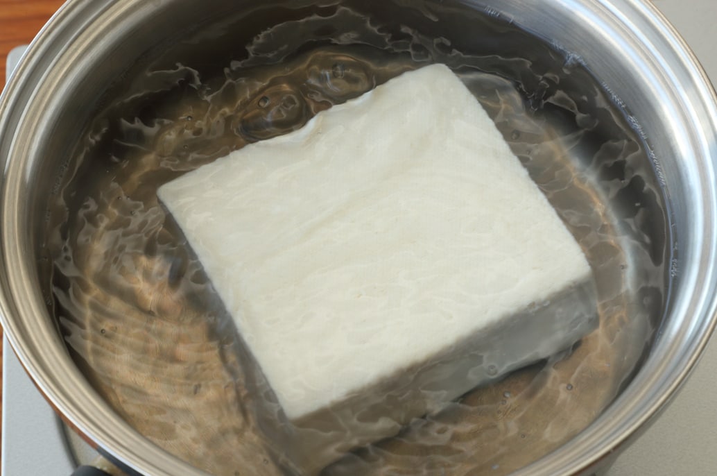 写真：豆腐の水切りの方法「お湯でゆでる」(3)
