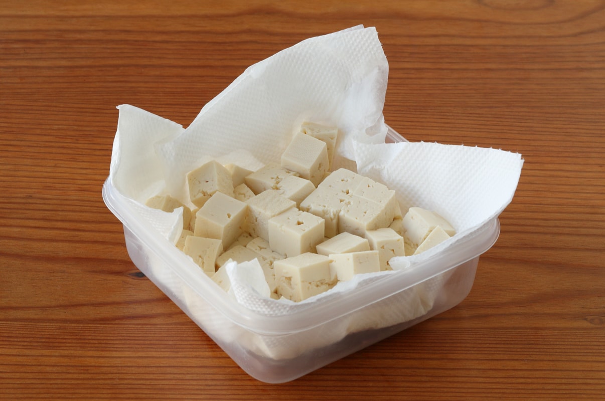 写真：豆腐の水切りの方法「レンジで加熱」(2)