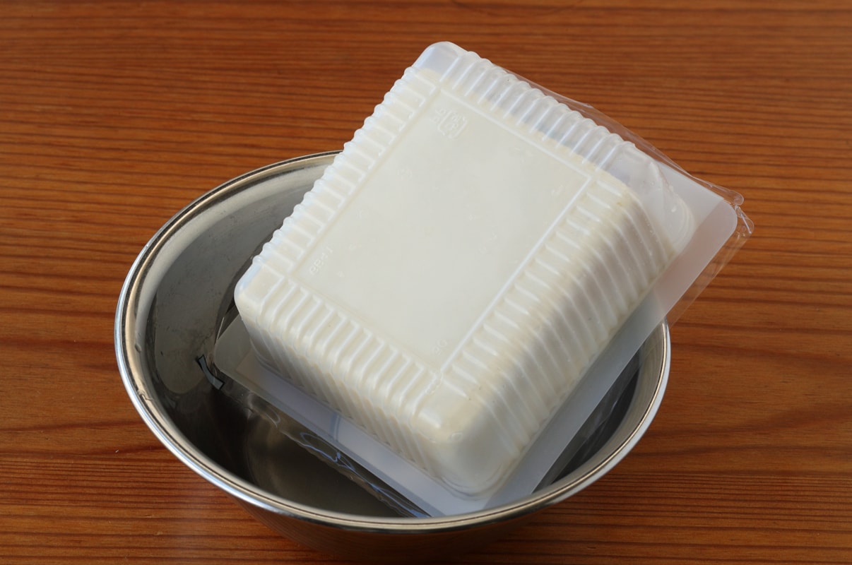 写真：豆腐の水切りの方法「パックのまま水切り」