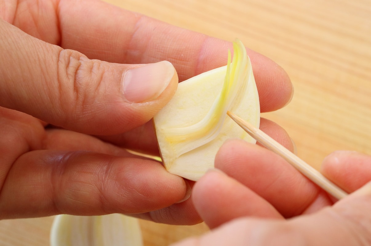 写真：爪楊枝で芽と芯部分を取り除く