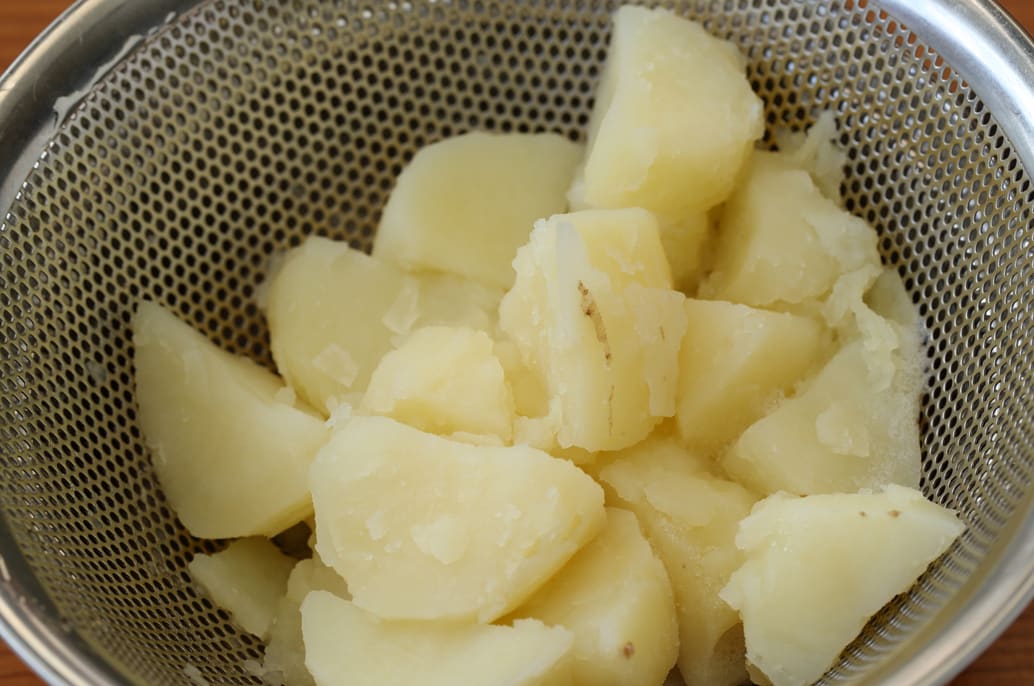 写真：ゆで上がったらざるにあげ、水を切る