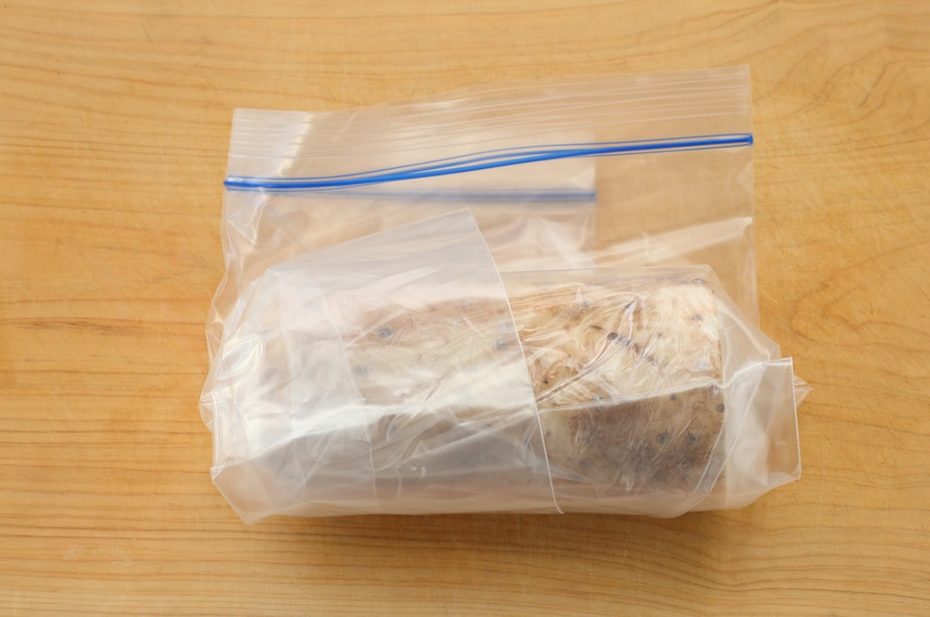 写真：ラップに包んだ長芋はジッパー付き保存袋に入れて空気を抜く