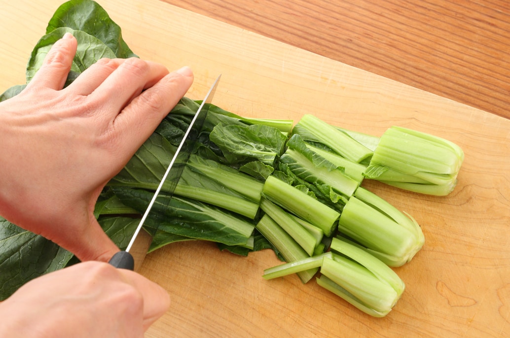 写真：小松菜を切る