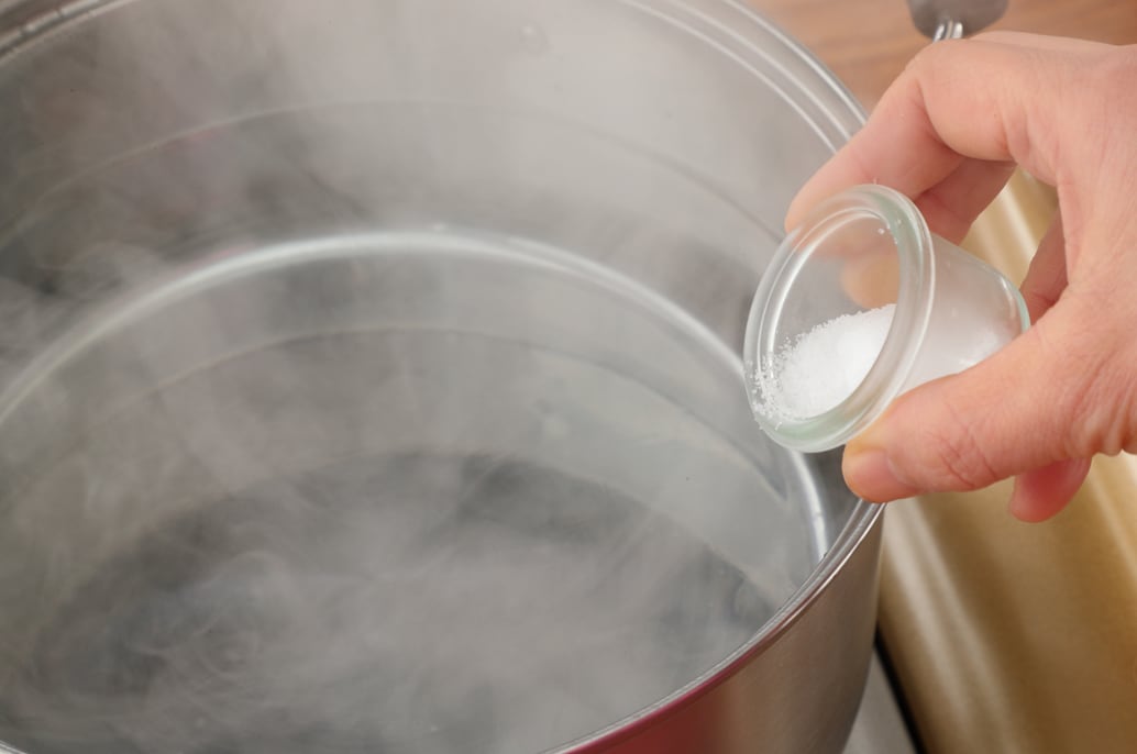 写真：沸騰したお湯に塩を入れる