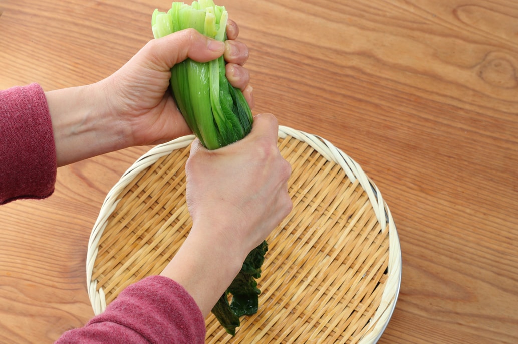 写真：粗熱が取れたら軽く絞る