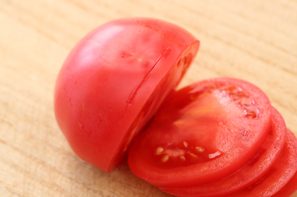 写真：包丁で印を入れたトマト