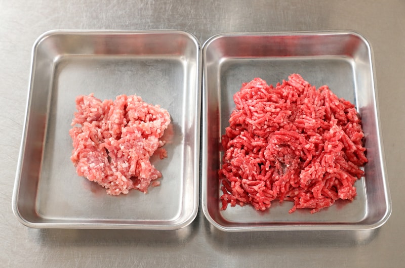 写真：牛ひき肉と豚ひき肉を用意する