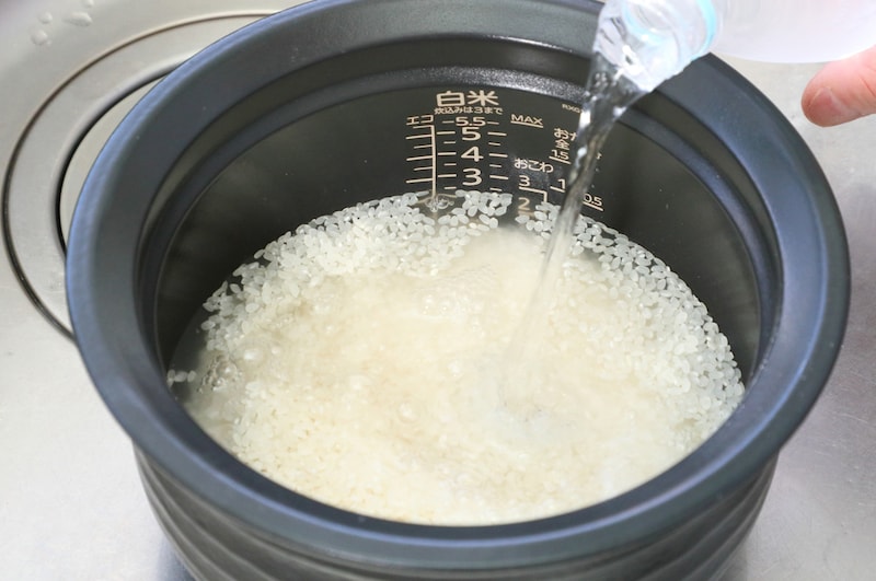 写真:冷たい水ですすぐ