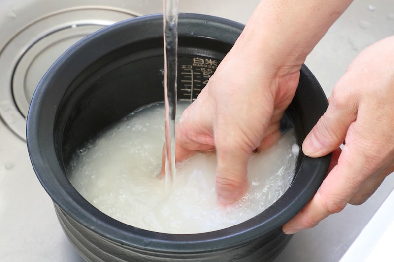 写真:水を入れて軽くかき混ぜる