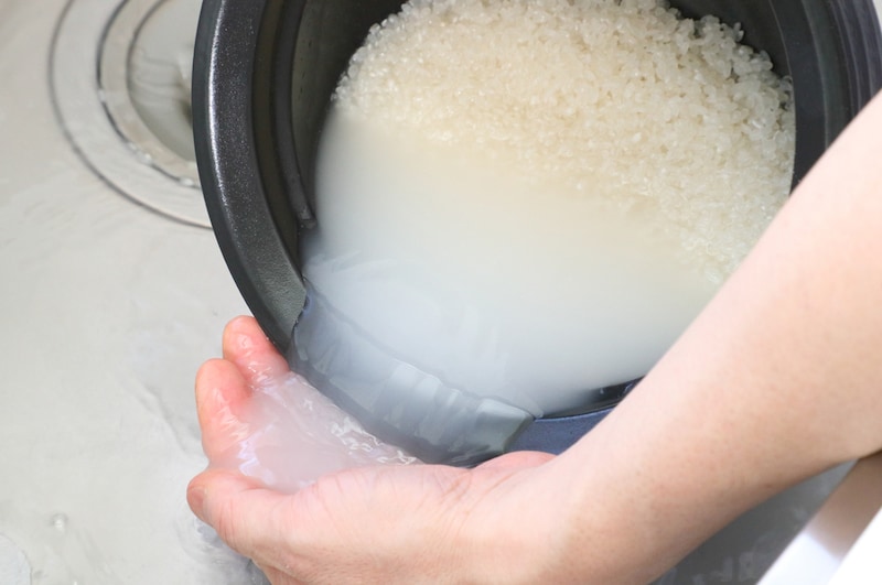 写真:水を捨てる