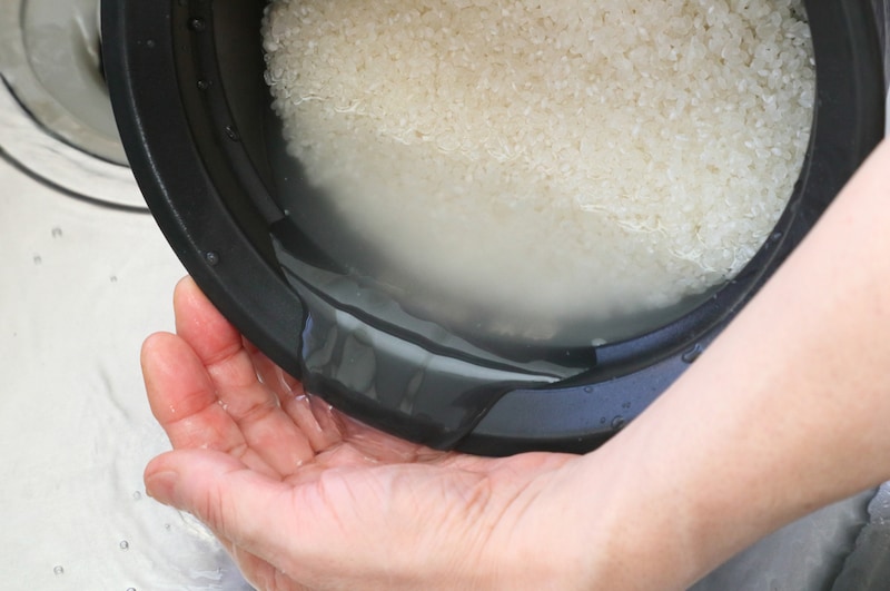 写真:水を捨てる