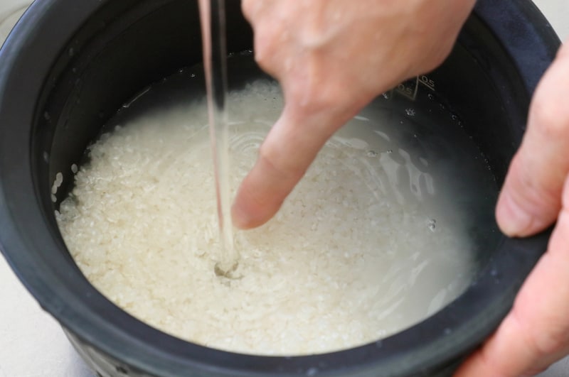 写真:にごりを確認するために「チェック水」を入れる