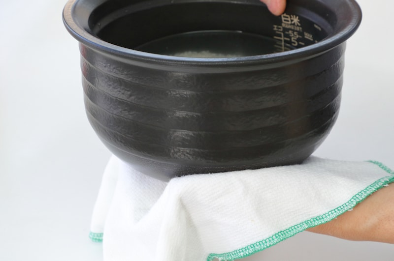 写真:内釜に付いた水分をふき取る