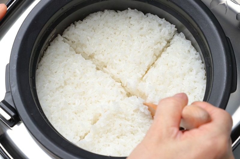 写真:しゃもじを十字に切るように入れる
