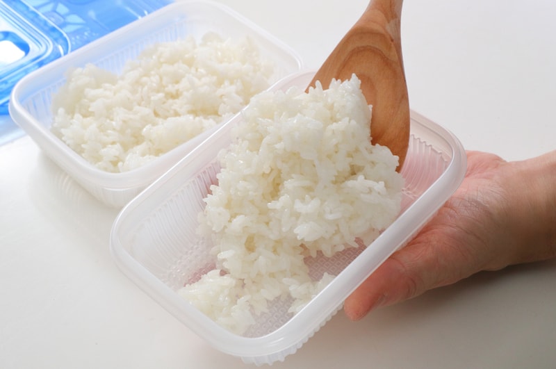 写真:ご飯を容器に入れる