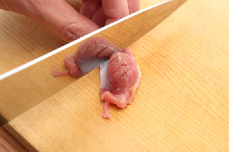 写真:格子状になるように切り込みを入れる