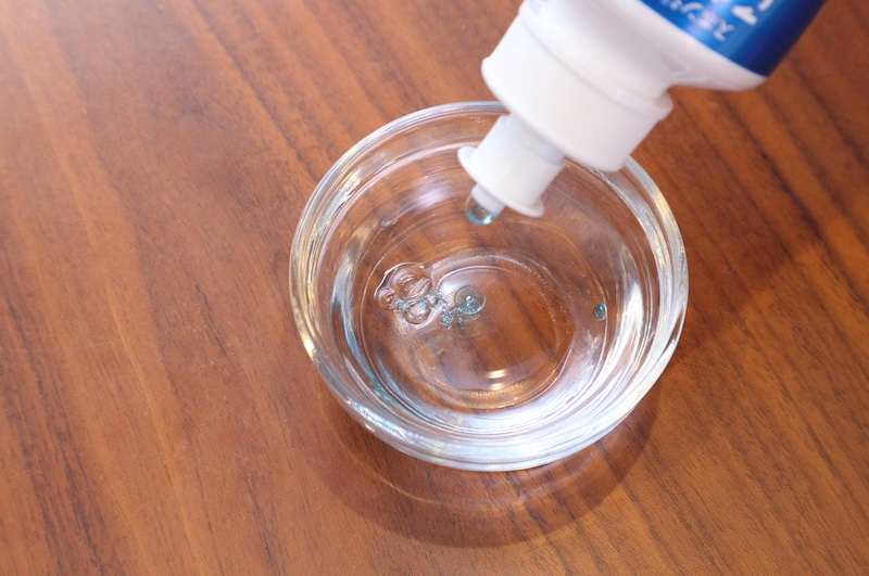 写真:食器用中性洗剤の薄め液をつくる