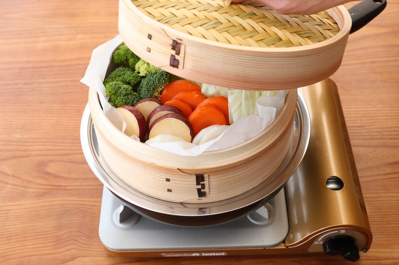 写真:食材を入れてふたをする