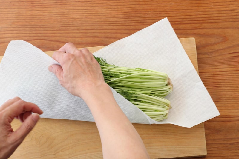 写真:キッチンペーパーで包む